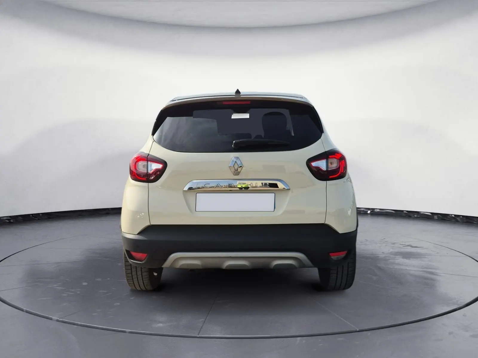 Vue arrière d'un Renault Captur beige/marron 2018 avec feux rouges et lunette arrière teintée.