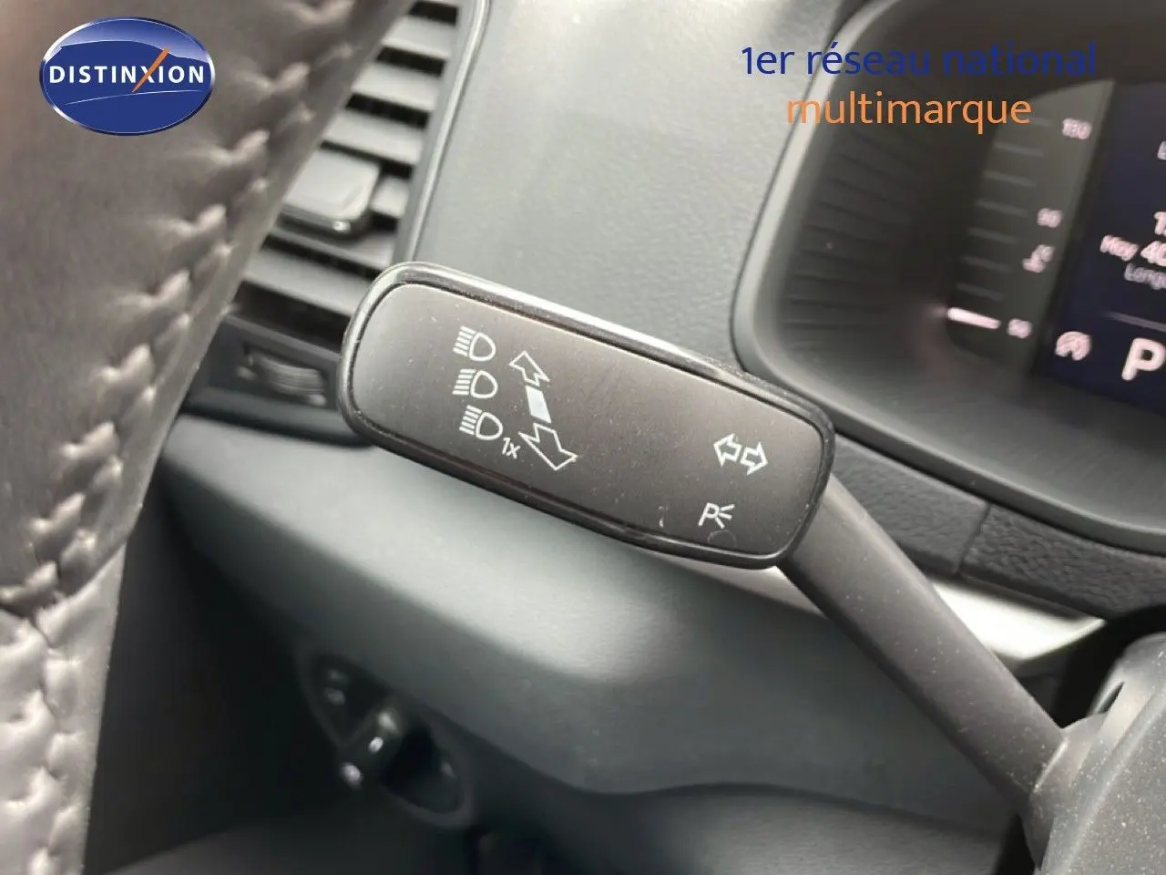 Gros plan sur la commande de clignotant à gauche dans l’habitacle d’un Skoda Karoq blanc glacier 2025.