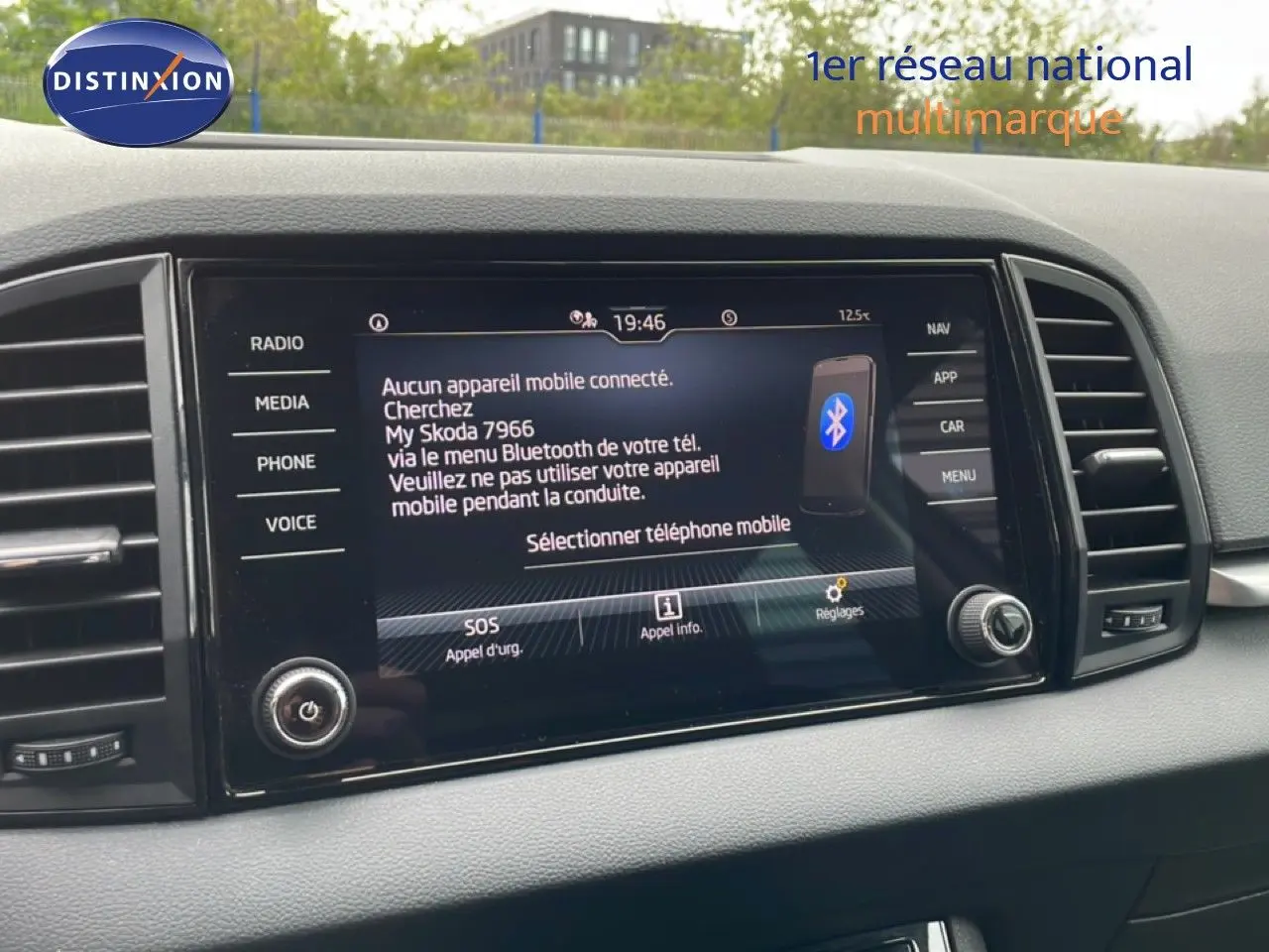 Écran tactile central du Skoda Karoq 2025 affichant le menu Bluetooth, entouré de commandes multimédia.