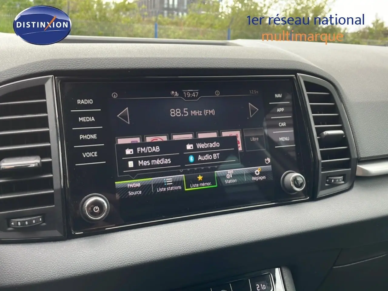 Vue rapprochée de l’écran tactile central du Skoda Karoq blanc glacier 2025 avec interface multimédia affichée.