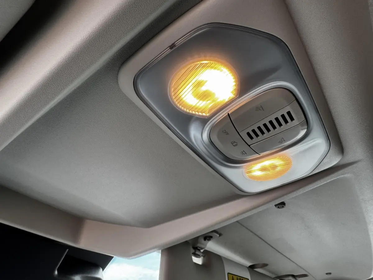 Plafonnier intérieur allumé avec commandes d’éclairage, vue du plafond du Peugeot Boxer Fourgon blanc L2H1.