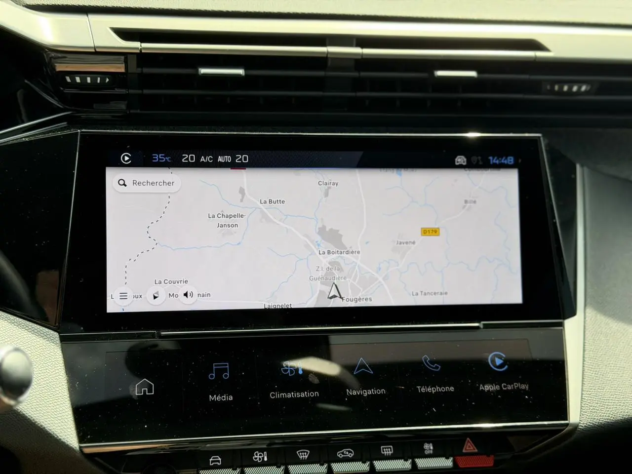 Écran tactile central du tableau de bord de la Peugeot 308 Hybrid 2025 affichant la navigation connectée.