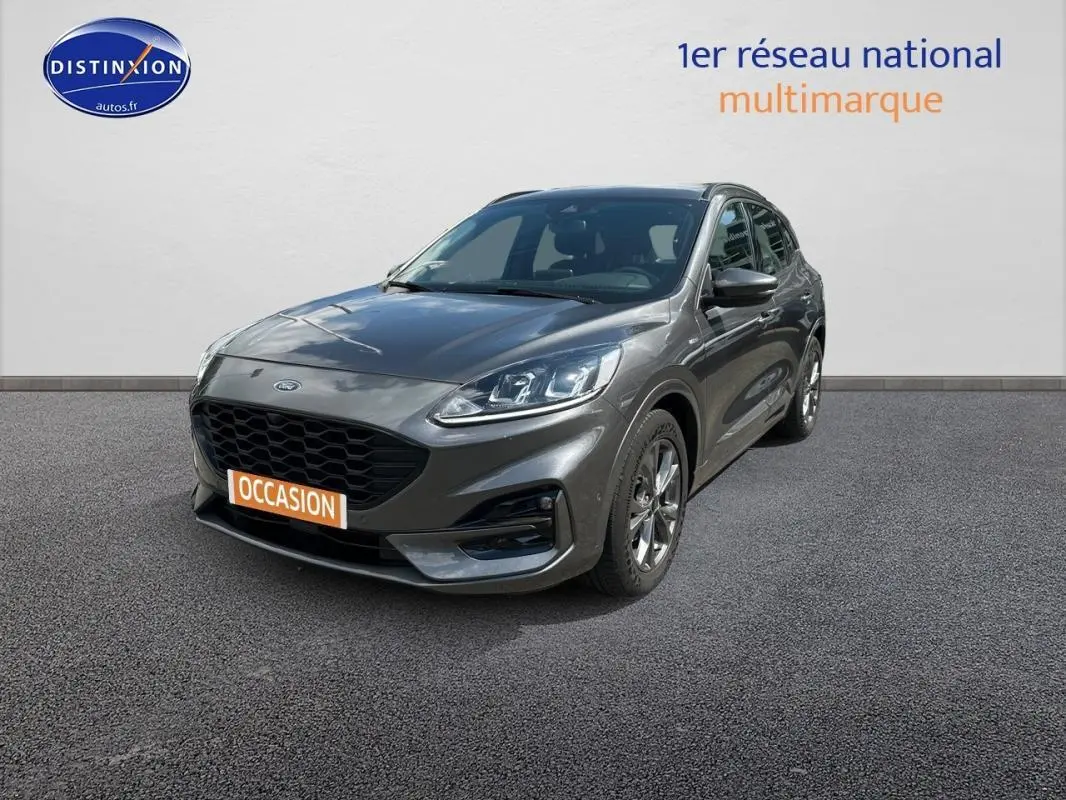 Ford Kuga gris foncé en 3/4 avant droit, avec jantes alliage 18 pouces et calandre noire distinctive.