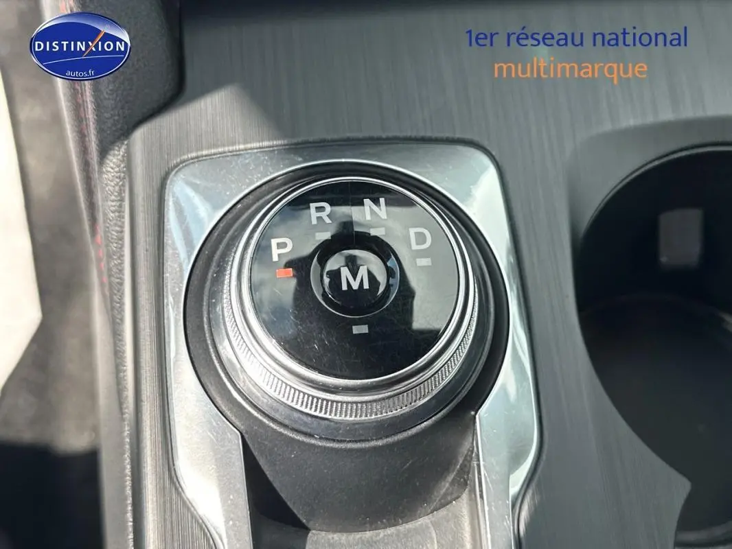 Gros plan sur la molette de sélection de la boîte automatique du Ford Kuga 2022, finition ST-Line.
