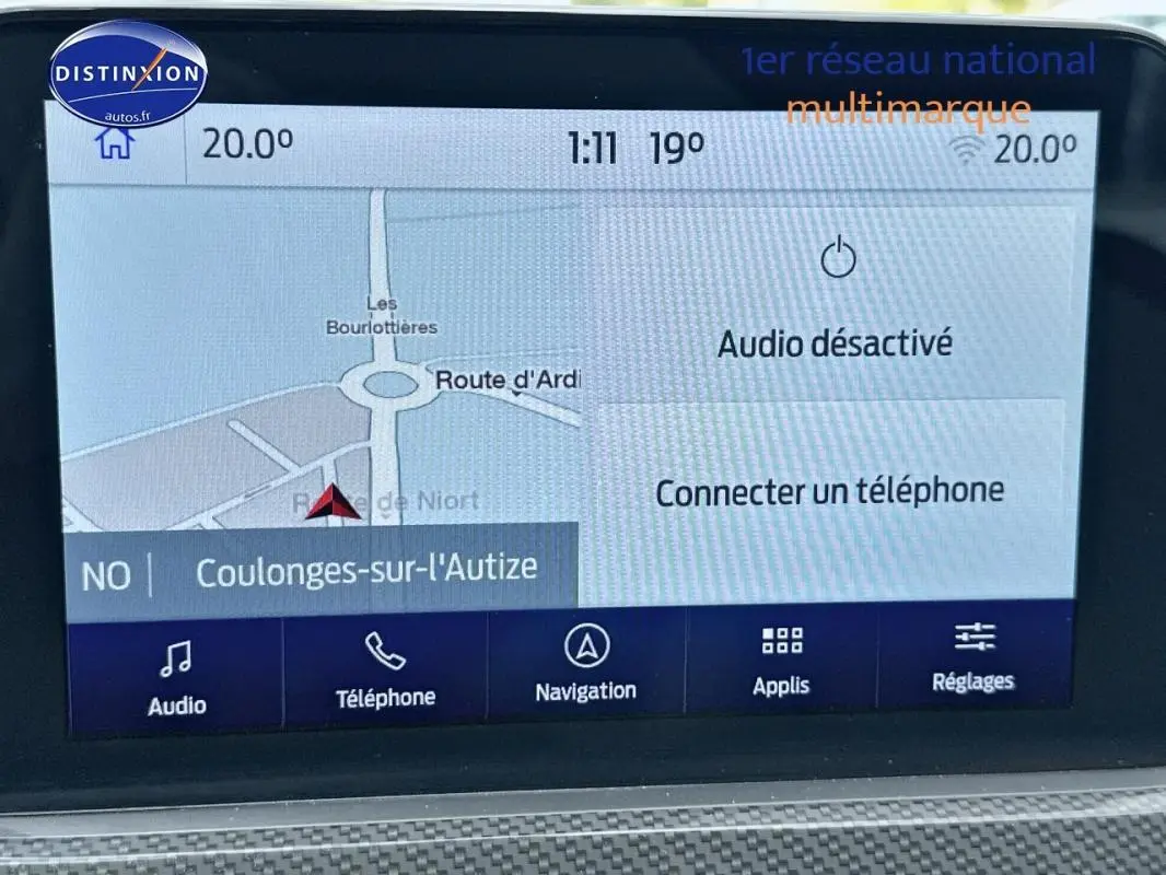 Écran tactile du système de navigation du Ford Kuga gris foncé, vue rapprochée de la console centrale.