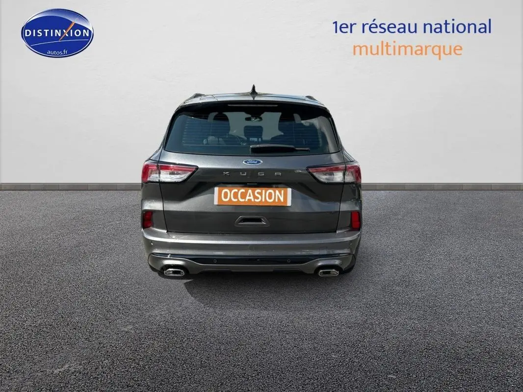 Vue arrière d'un Ford Kuga gris foncé 2022 avec feux LED et double sortie d'échappement intégrée.