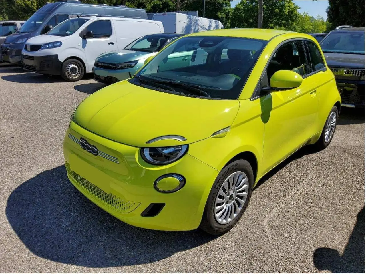 Fiat 500 électrique jaune Acid vue 3/4 avant droit, avec phares ronds et jantes argentées détaillées.