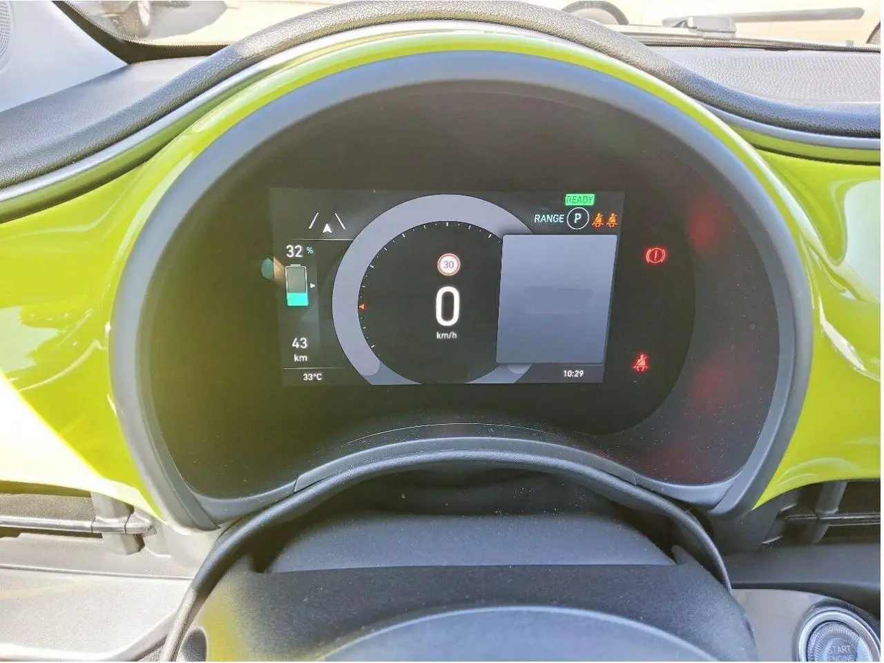 Vue rapprochée du tableau de bord numérique de la Fiat 500 électrique 2024 avec contour intérieur jaune Acid.