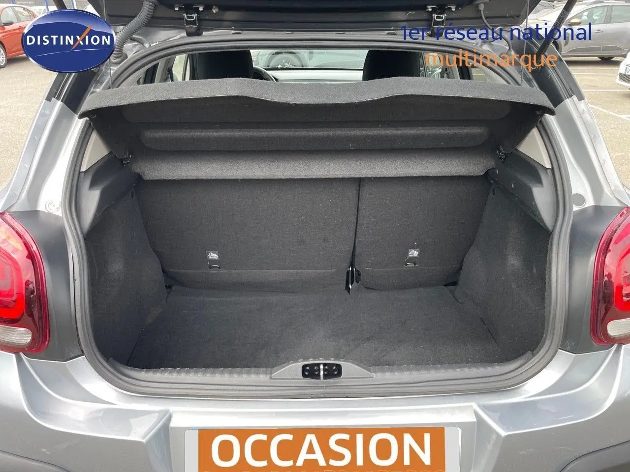 Coffre ouvert d'une Citroën C3 2021 gris Artense métal, vue arrière montrant l'espace de chargement vide.