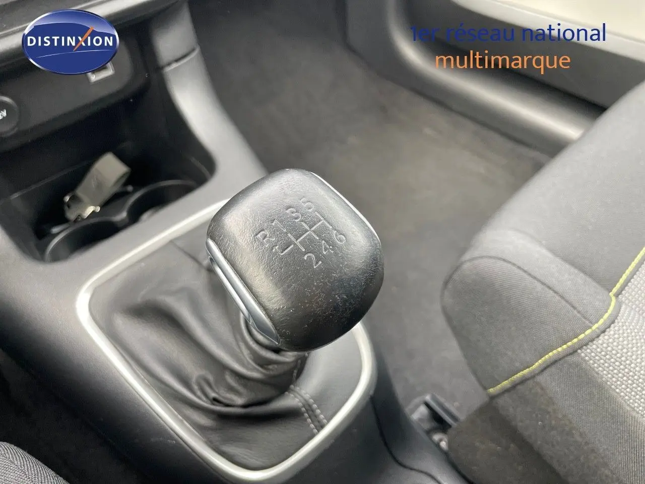 Le levier de vitesses manuel en cuir noir de la Citroën C3 2021, avec détail des rapports visibles.