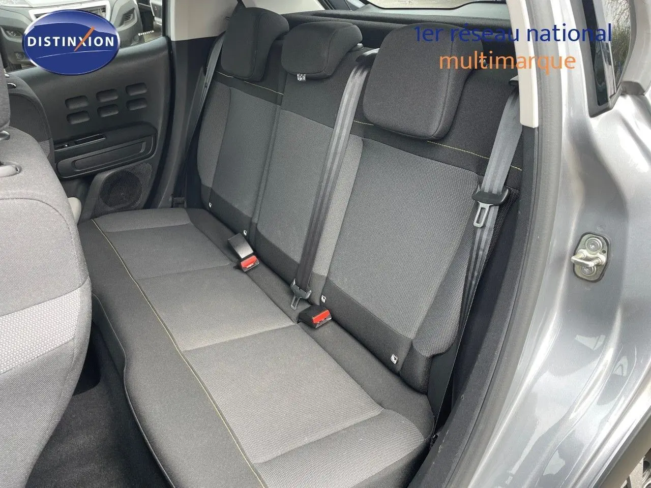 Vue intérieure de la banquette arrière grise de la Citroën C3 2021 avec portières ouvertes côté droit.
