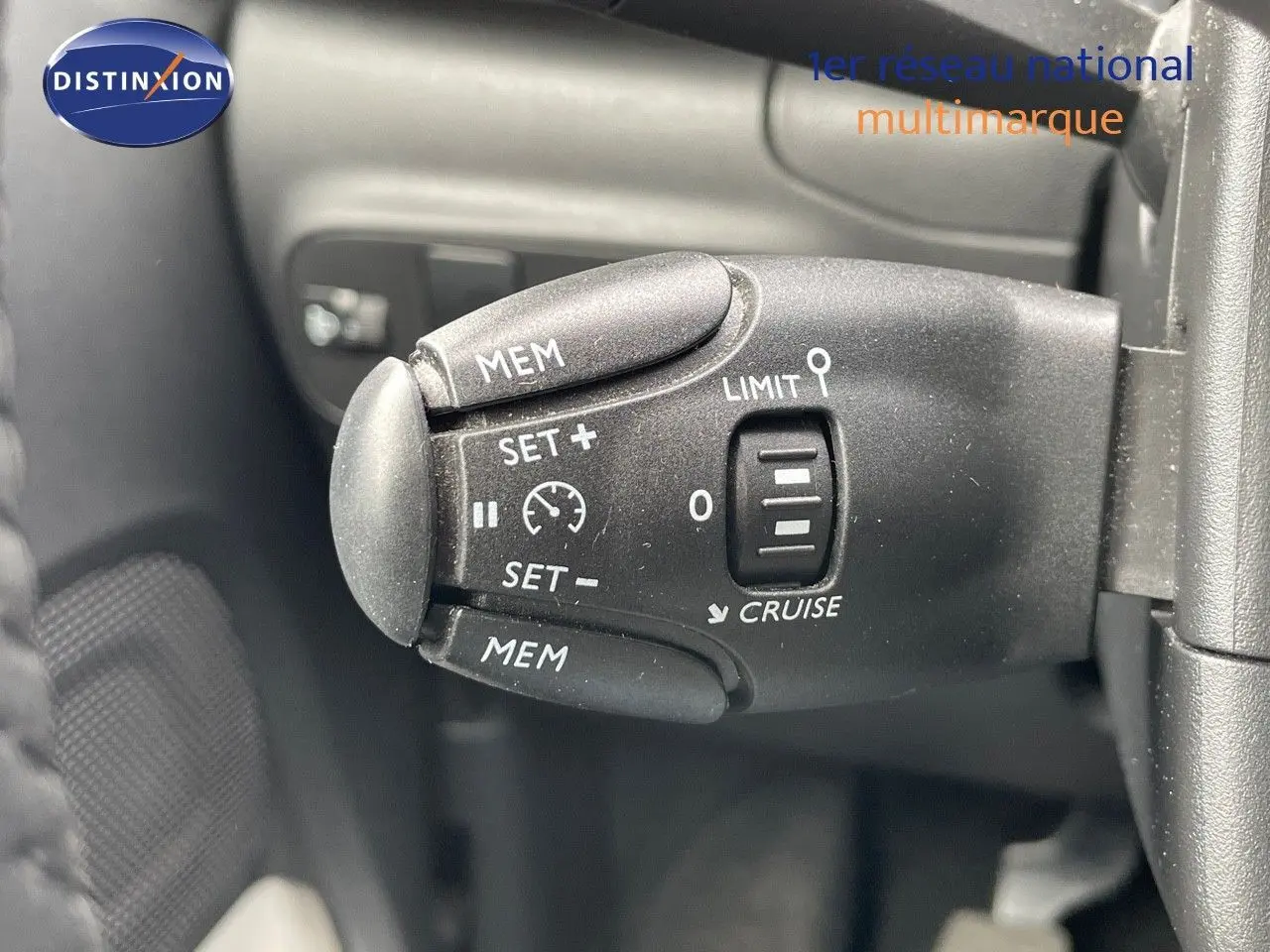 Gros plan sur la commande de régulateur de vitesse de la Citroën C3 2021, détail intérieur noir mat.