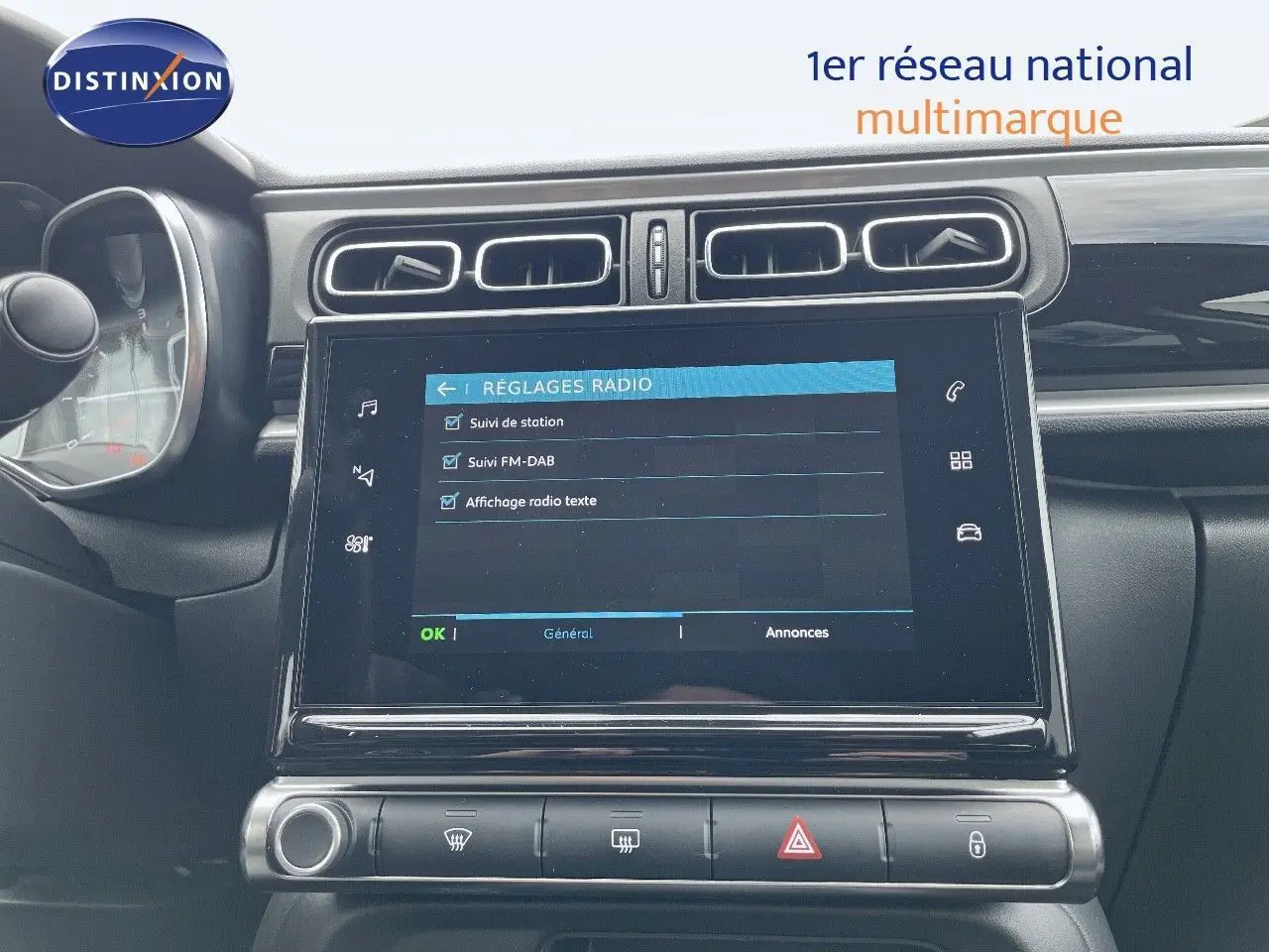 Tableau de bord de Citroën C3 2021 en gris, vue frontale centrée sur l'écran tactile et les commandes climatiques.