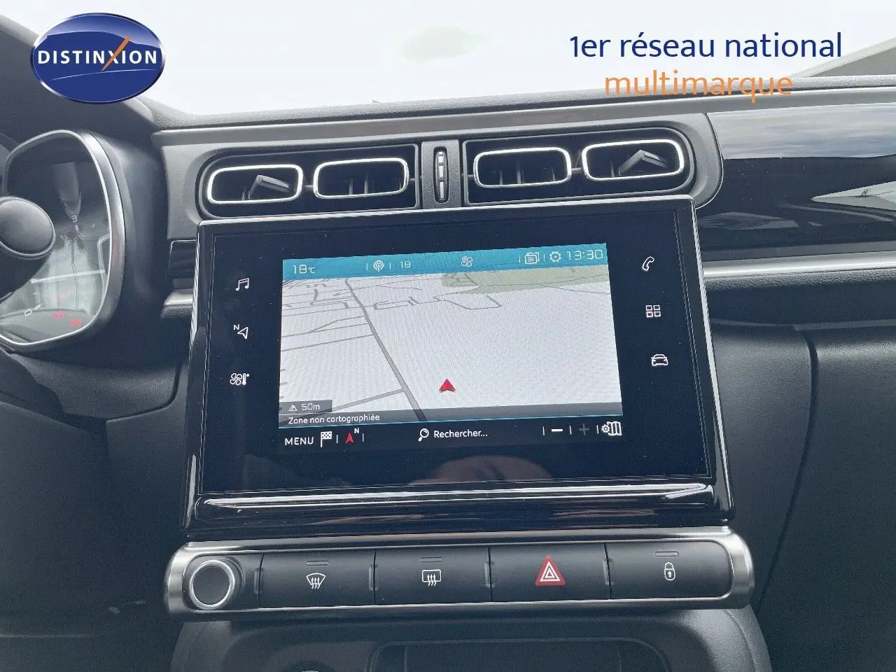 Vue rapprochée du tableau de bord de la Citroën C3 1.2 PureTech 110ch Shine Pack avec écran tactile et navigation active.