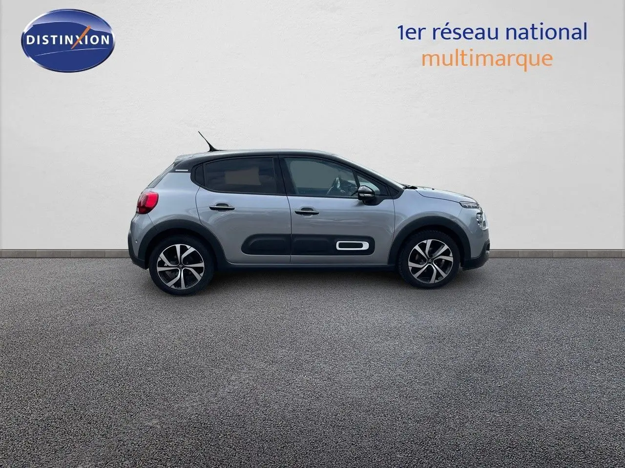 Profil latéral droit d'une Citroën C3 2021 gris Artense métallisé avec inserts noirs et jantes bi-ton.