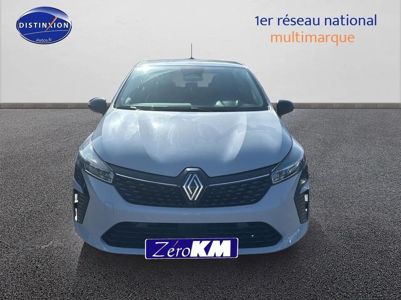 Renault Clio V gris rafale vue de face, mettant en valeur la calandre et les feux LED distinctifs.