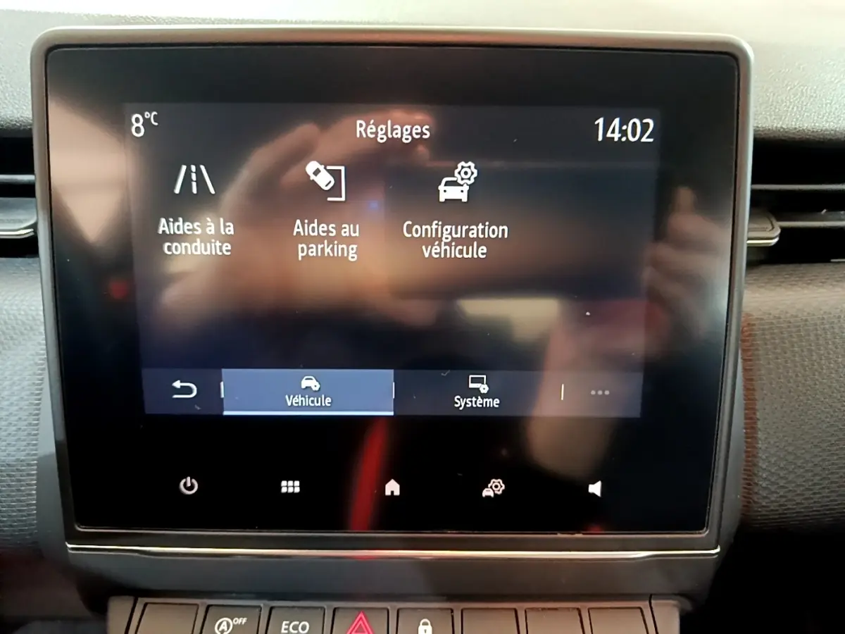 Écran tactile central affichant les réglages d'aides à la conduite et au parking dans une Renault Clio Business blanche.