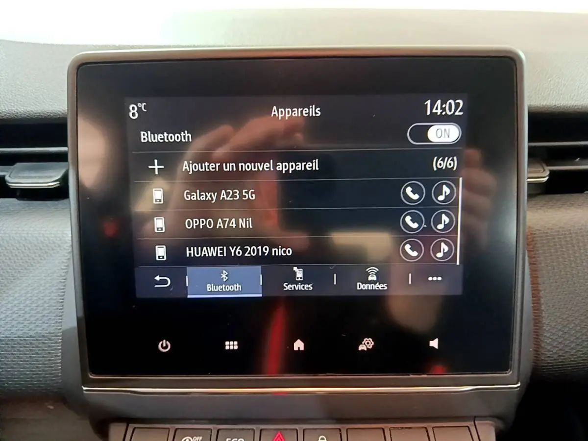 Écran tactile central de la Renault Clio Business TCe 100 affichant la connexion Bluetooth et la liste des appareils.