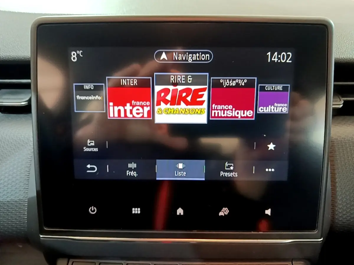 Écran tactile central de la Renault Clio Business TCe 100 2019 affichant les stations radio avec interface moderne.