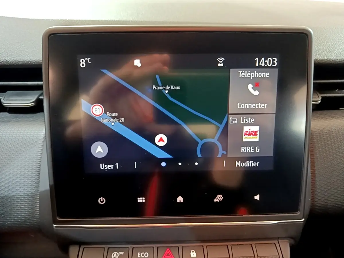 Écran tactile central du tableau de bord de la Renault Clio Business blanc, affichant la navigation GPS en 3D.