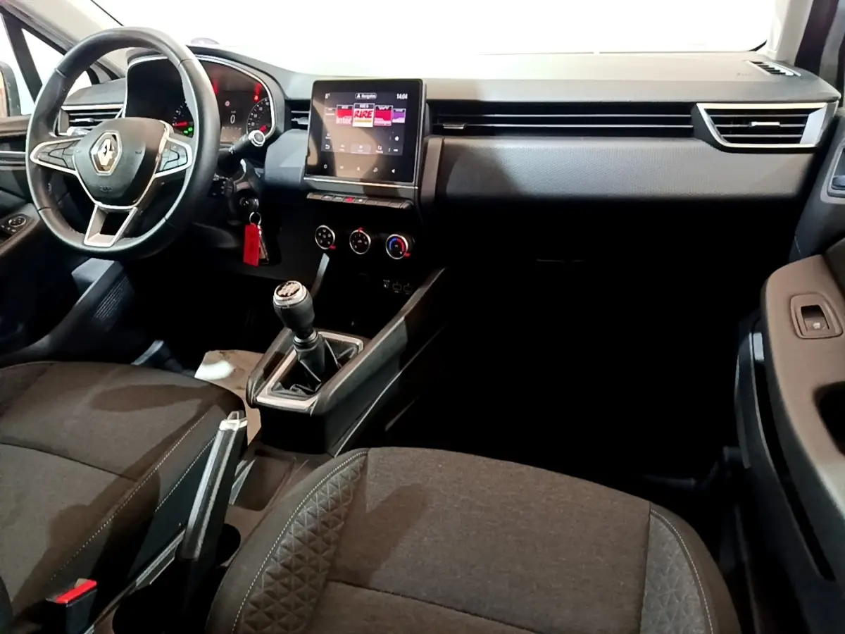 Intérieur de la Renault Clio Business TCe 100 2019, vue côté conducteur, volant multifonctions et écran tactile central.