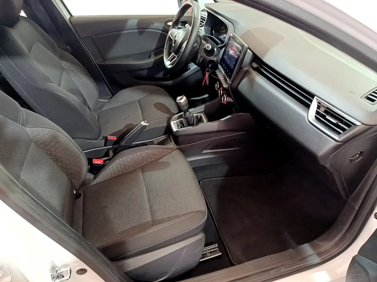 Intérieur côté conducteur de la Renault Clio Business TCe 100 2019, sièges noirs et tableau de bord avec écran tactile.