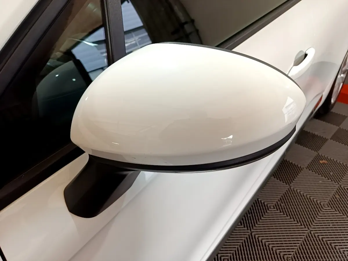 Rétroviseur extérieur droit blanc de la Renault Clio Business TCe 100 vue en gros plan côté passager.