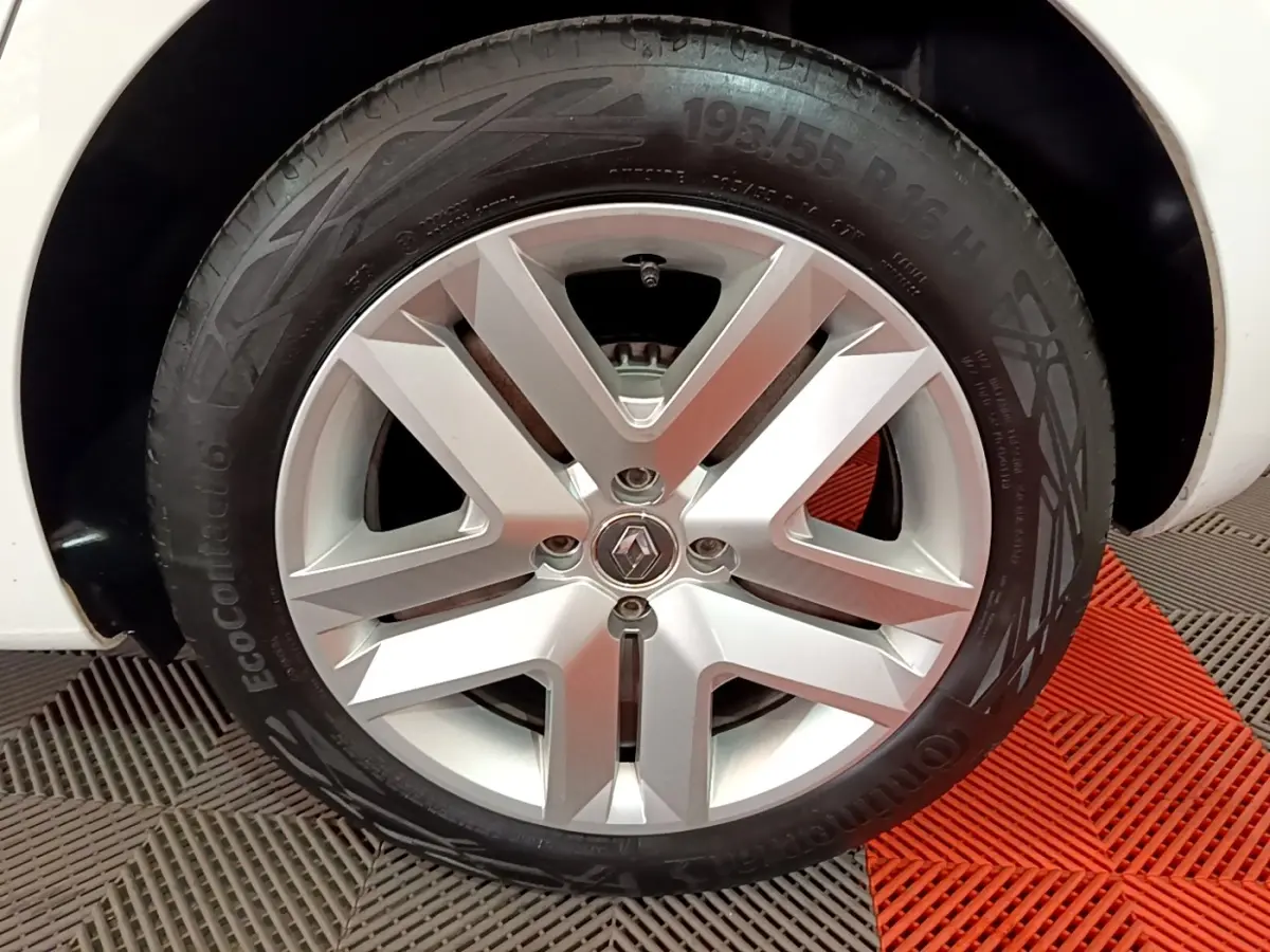 Gros plan sur la roue arrière droite d'une Renault Clio Business blanche, avec pneu Continental EcoContact visible.