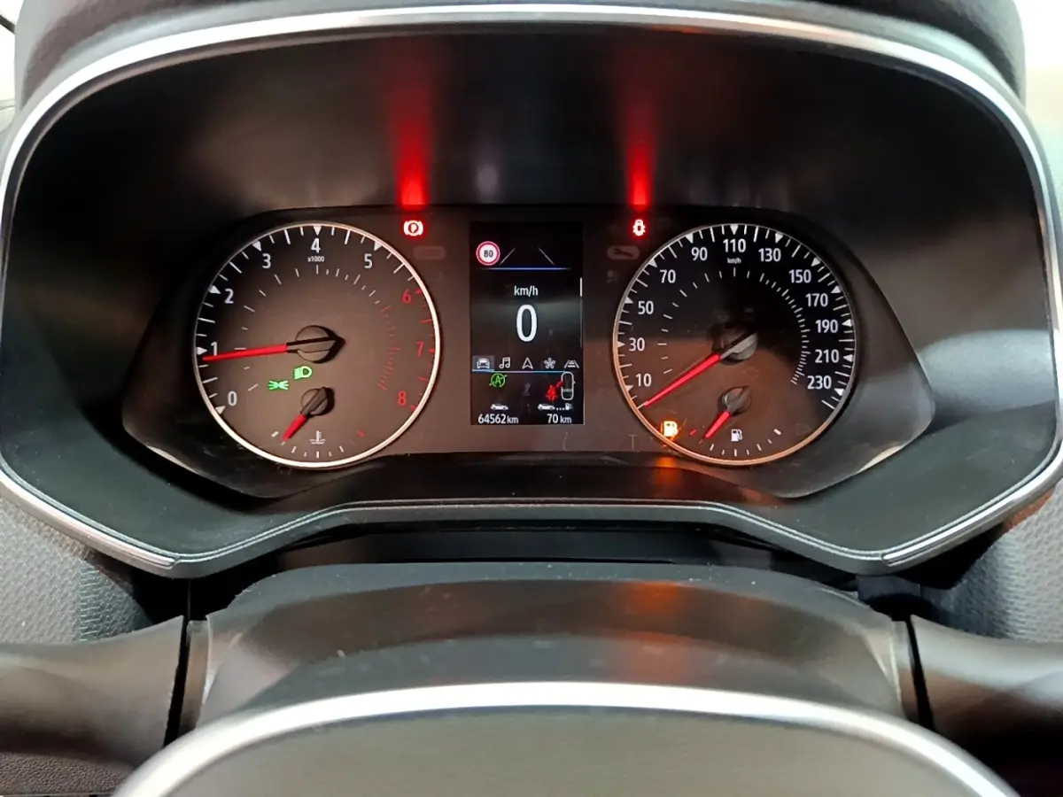 Tableau de bord de Renault Clio Business TCe 100 2019, affichage numérique central et compte-tours à gauche.