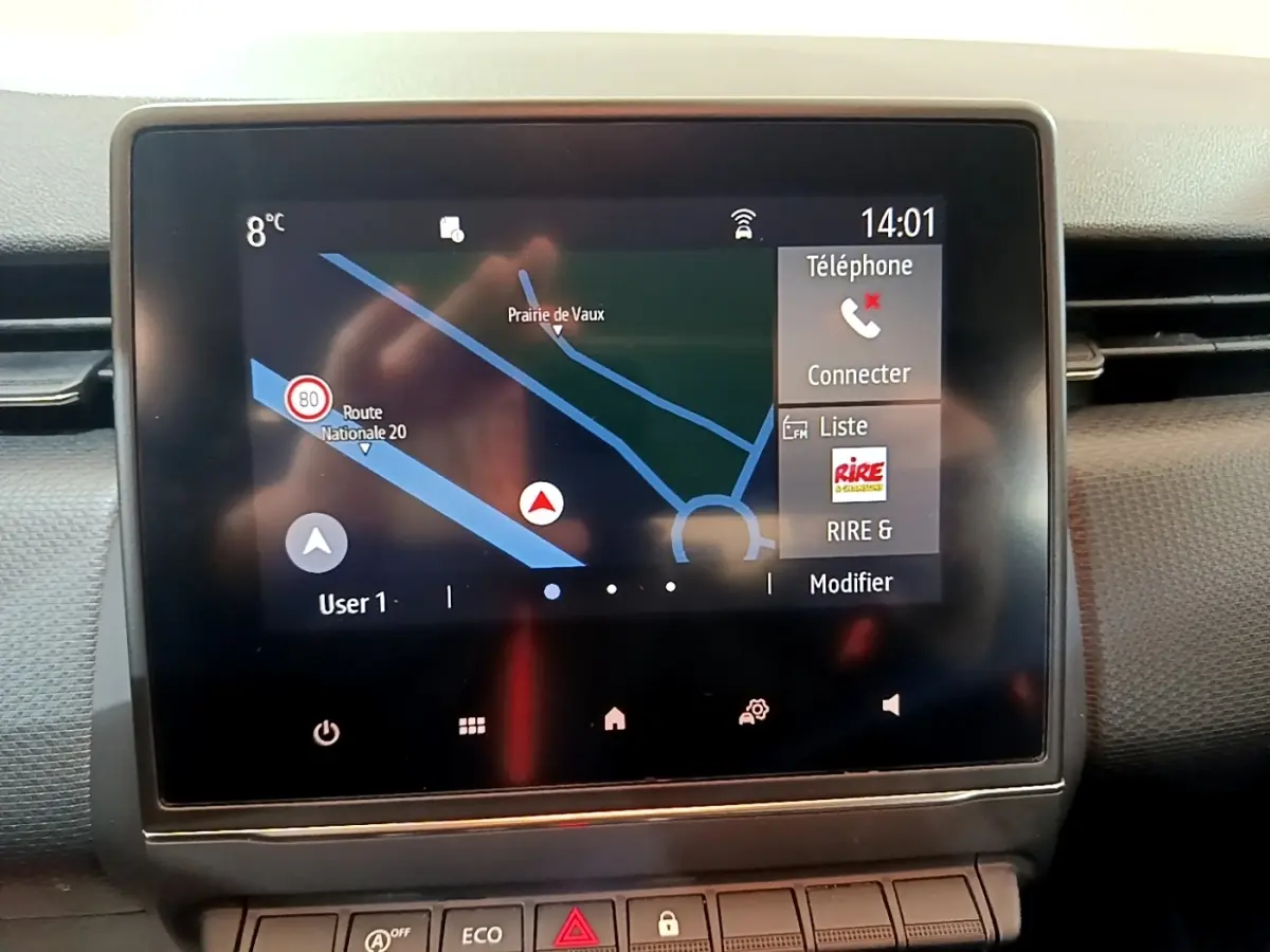Écran tactile central du tableau de bord de la Renault Clio Business blanc, affichant la navigation GPS en 3D.