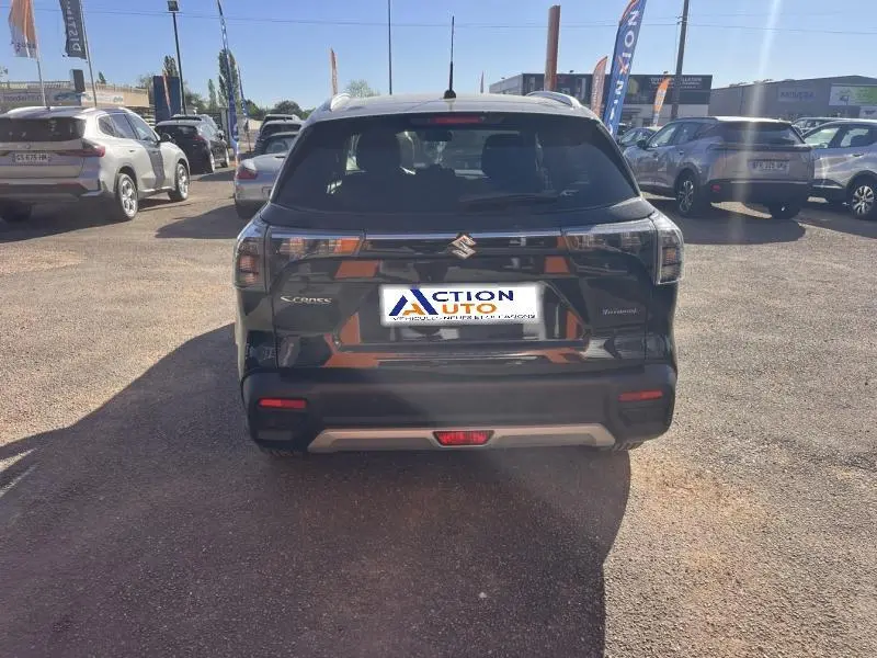 Vue arrière d'un Suzuki S-Cross Cosmic Black Pearl métallisé, avec feux LED et logo Suzuki bien visibles.