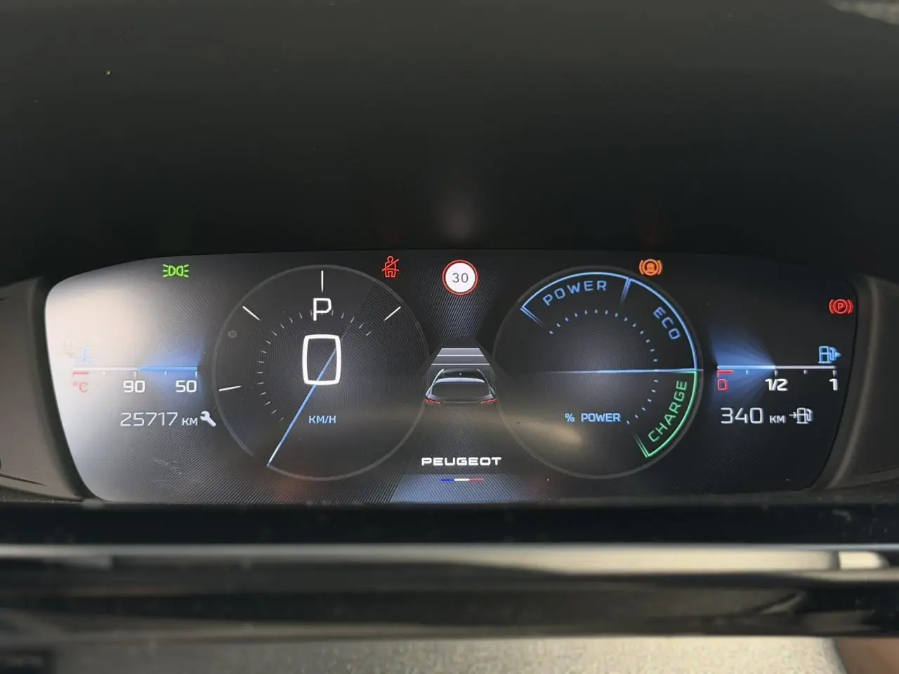 Tableau de bord numérique Peugeot 308 Hybrid 2025 affichant vitesse, autonomie et indicateurs hybrides.