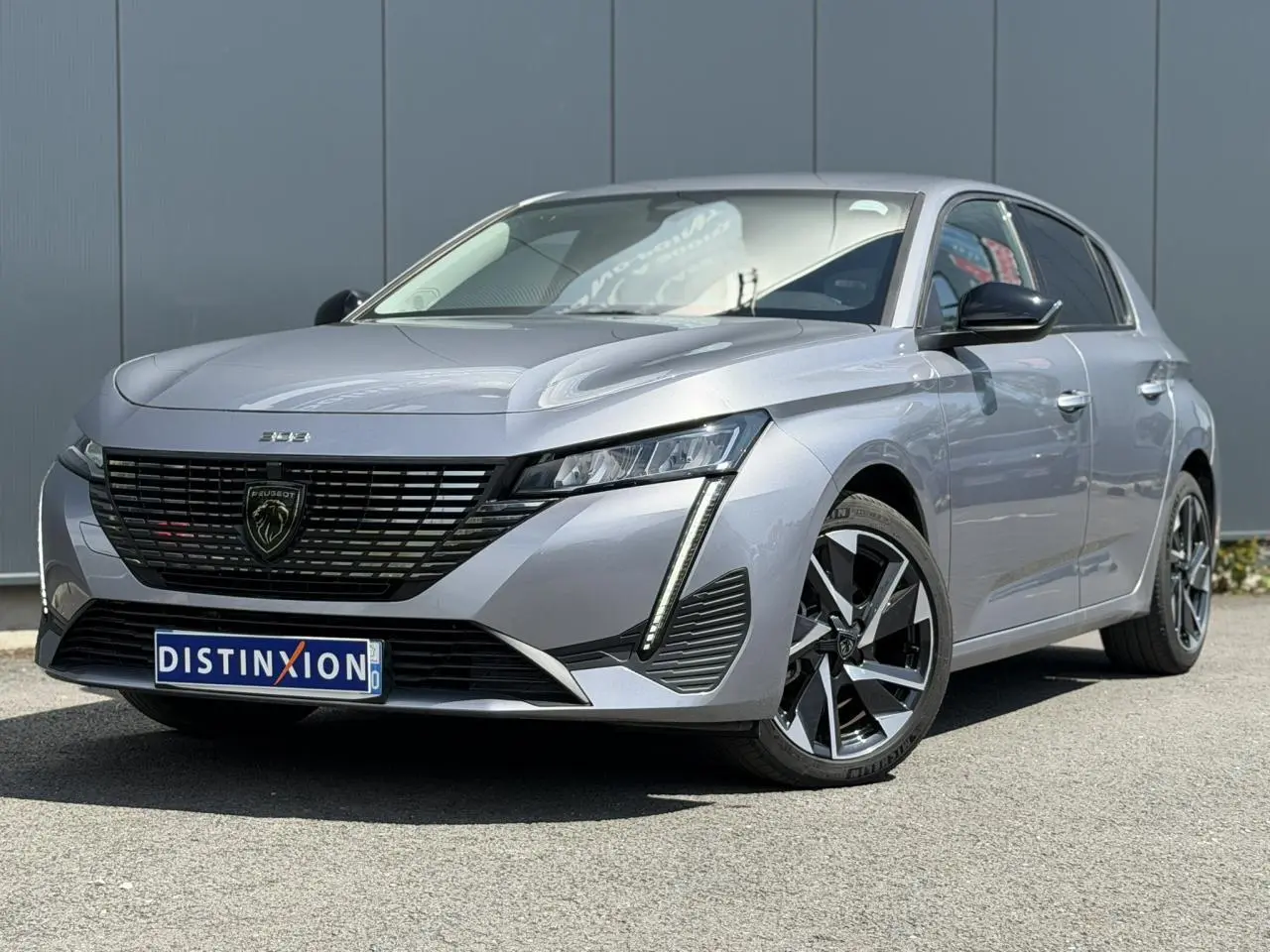 PEUGEOT 308 Hybrid gris Artense en 3/4 avant droit, avec calandre noire et jantes alliage 17'' diamantées.