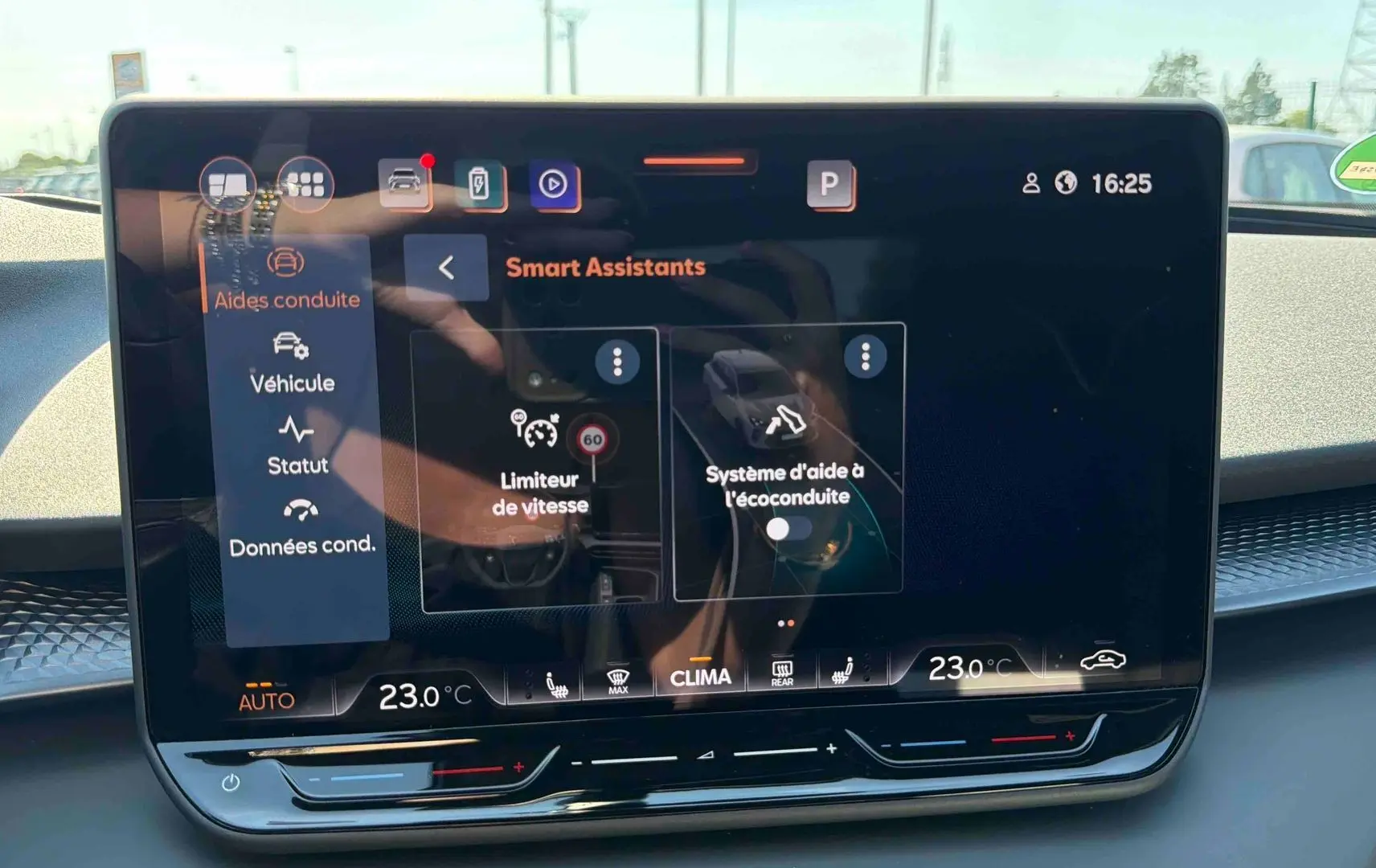 Écran tactile HD 12,9 pouces du CUPRA TERRAMAR 2025 affichant les aides à la conduite et la climatisation.