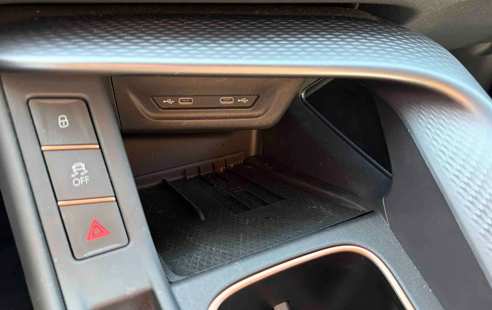 Gros plan sur la console centrale intérieure du CUPRA TERRAMAR 1.5 eHybrid gris, avec ports USB et boutons de contrôle.