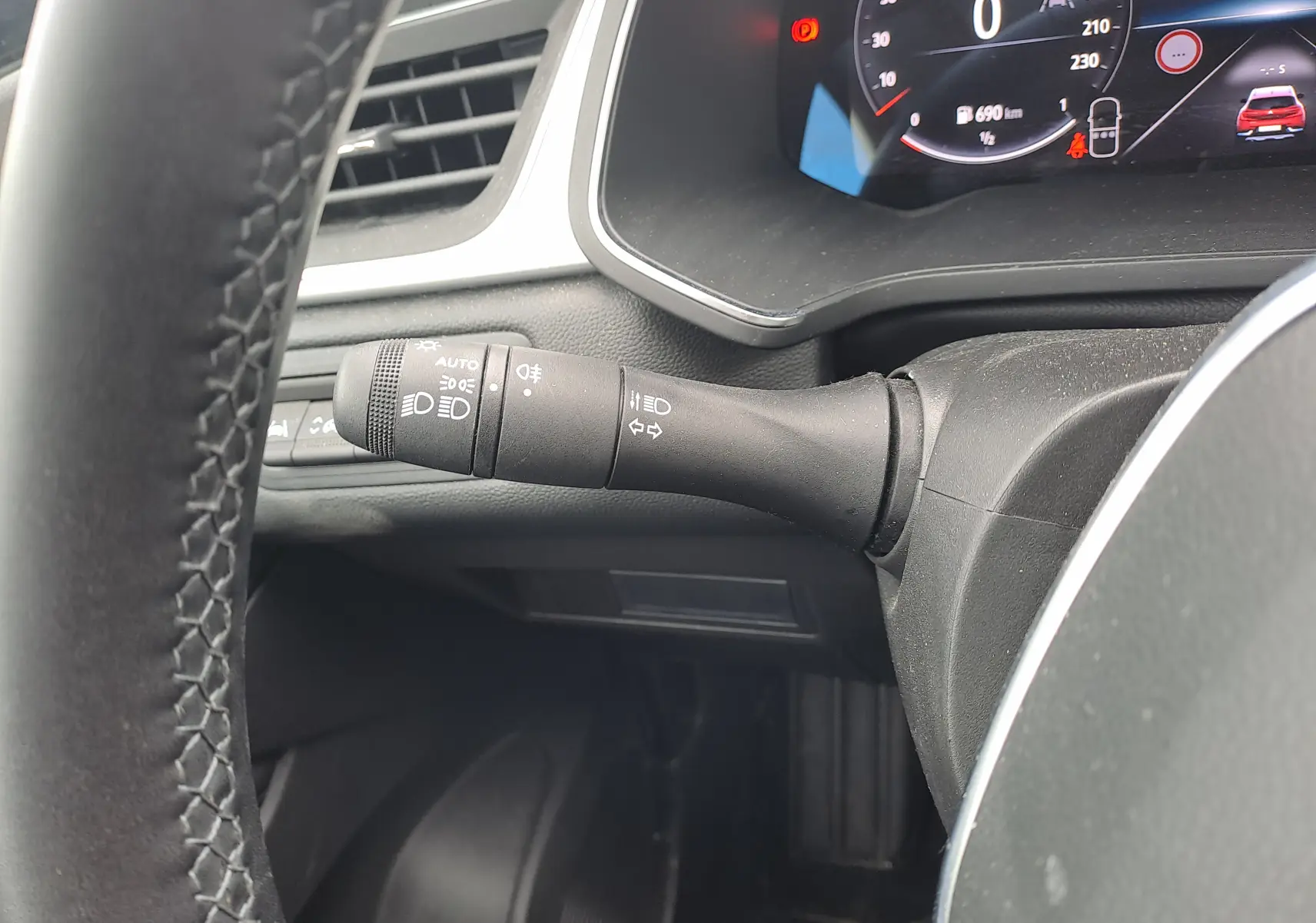 Gros plan sur la manette de clignotant à gauche du volant dans l'habitacle noir du Renault Captur TCE 90CH TECHNO 2024.