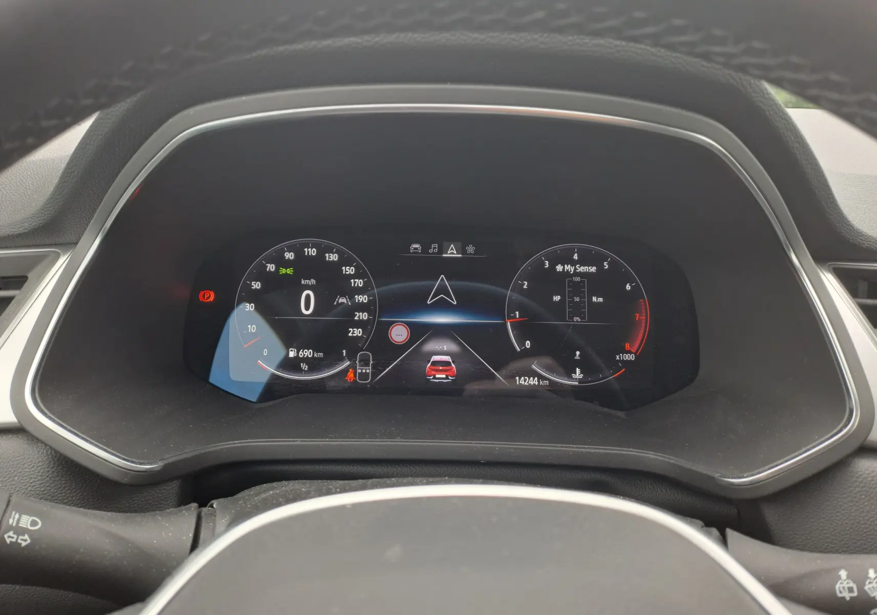 Vue rapprochée du tableau de bord numérique du Renault Captur TCE 90CH TECHNO 2024 affichant la vitesse à zéro et l'autonomie restante.