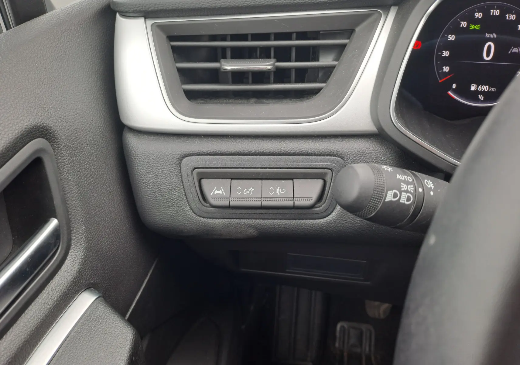 Détail du tableau de bord côté gauche du Renault Captur 2024 avec commandes d'assistance et ventilation noire.