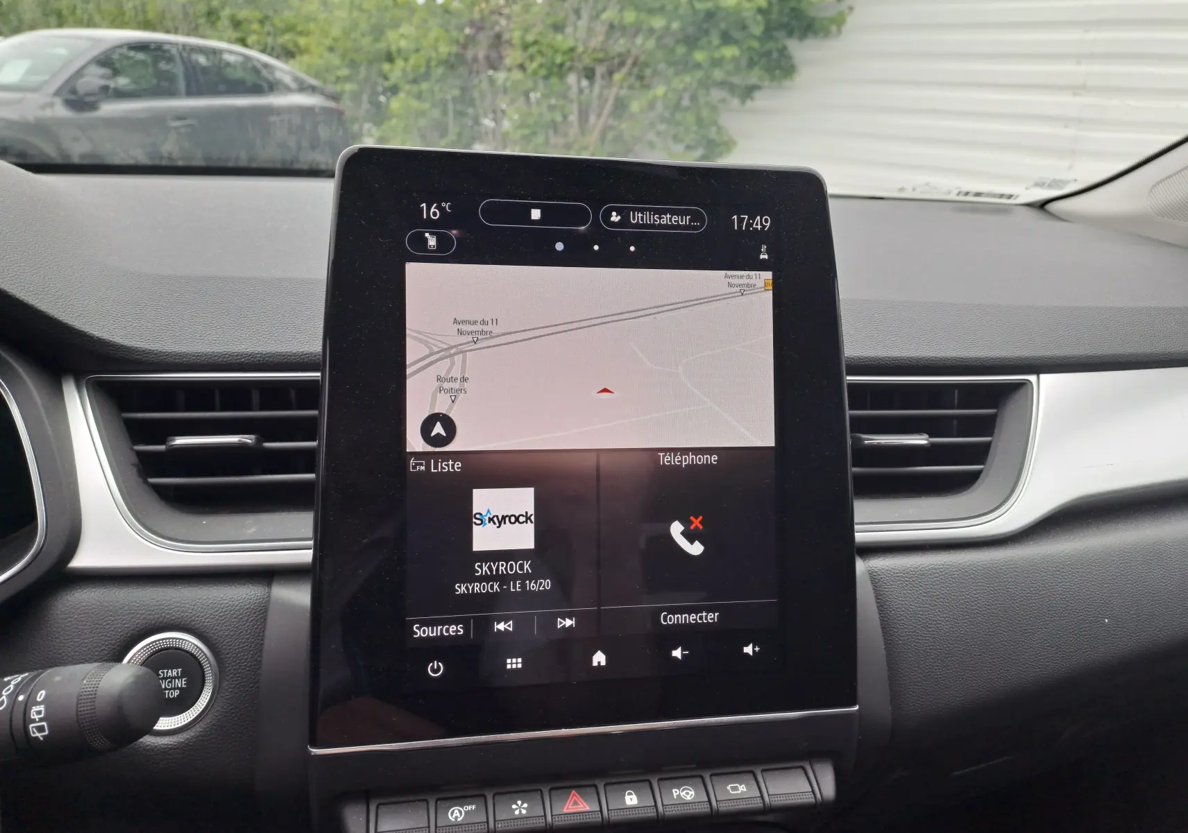 Écran tactile central du tableau de bord du Renault Captur 2024 affichant navigation et radio Skyrock.