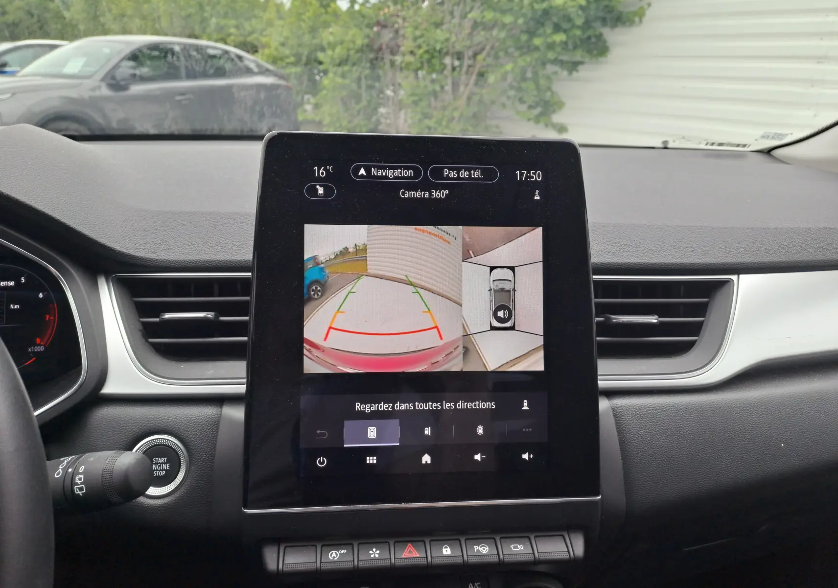 Écran central du Renault Captur 2024 affichant la caméra 360° avec vue arrière et dessus du véhicule.