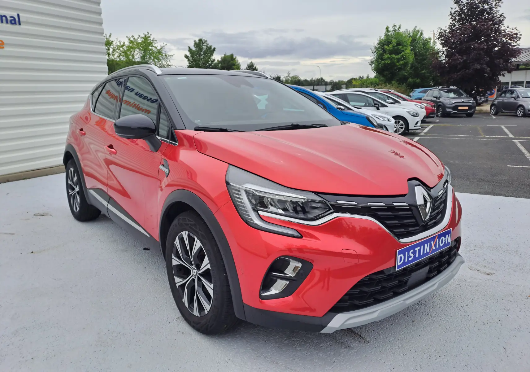 Renault Captur TCE 90CH TECHNO rouge flamme métal en 3/4 avant droit, avec calandre noire et jantes alliage.