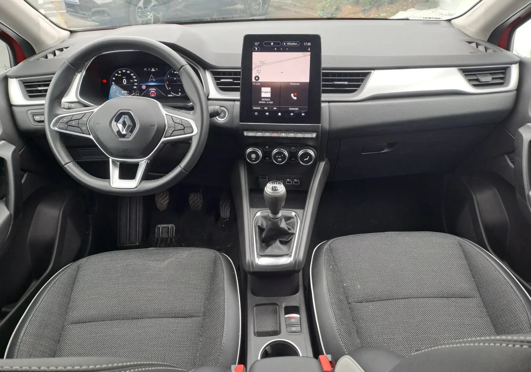 Vue intérieure avant du Renault Captur TCE 90CH TECHNO 2024 avec tableau de bord numérique et boîte manuelle.