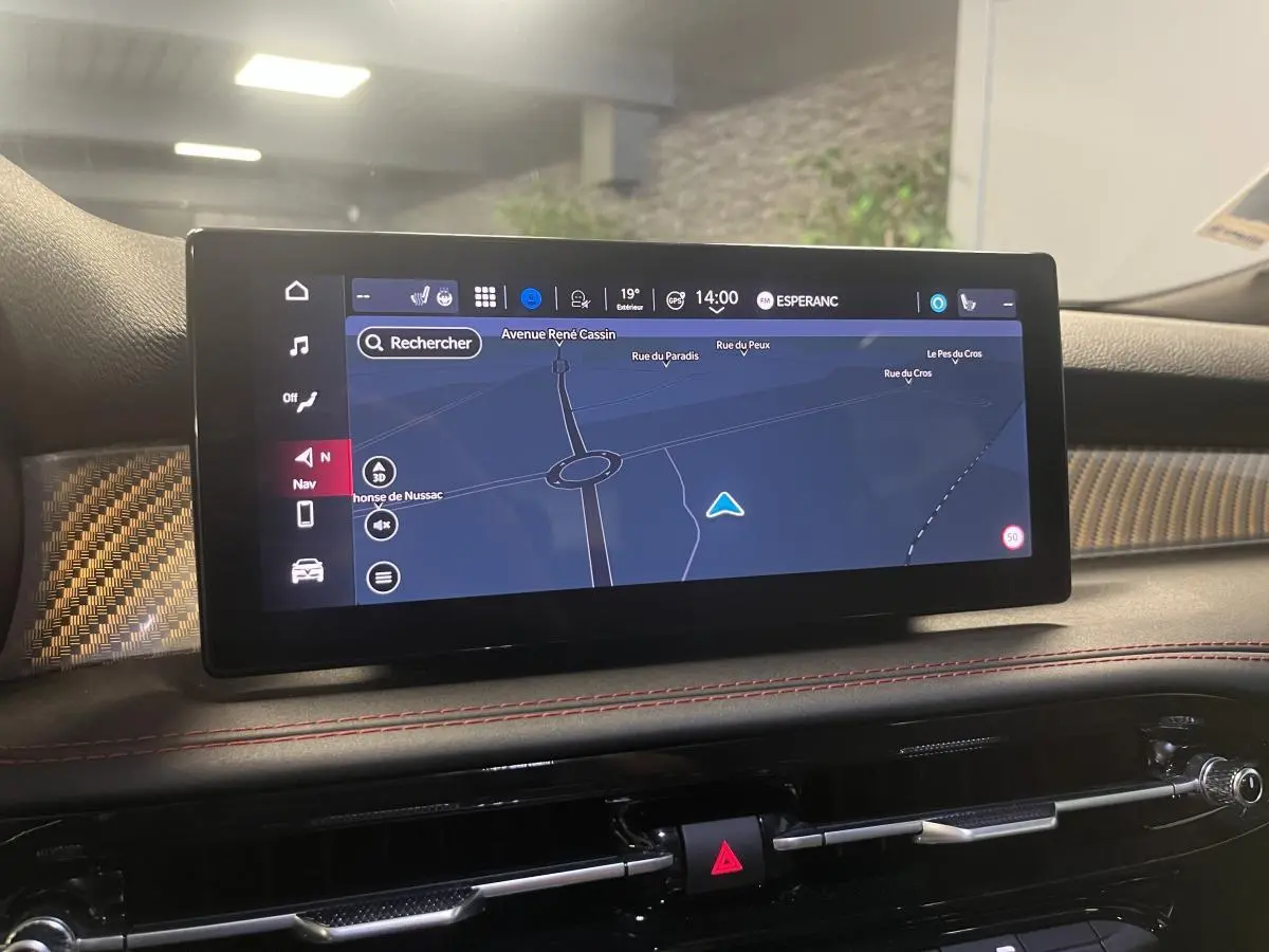 Écran tactile du système de navigation de l'Alfa Romeo Tonale 2024 avec finition carbone et surpiqûres rouges.