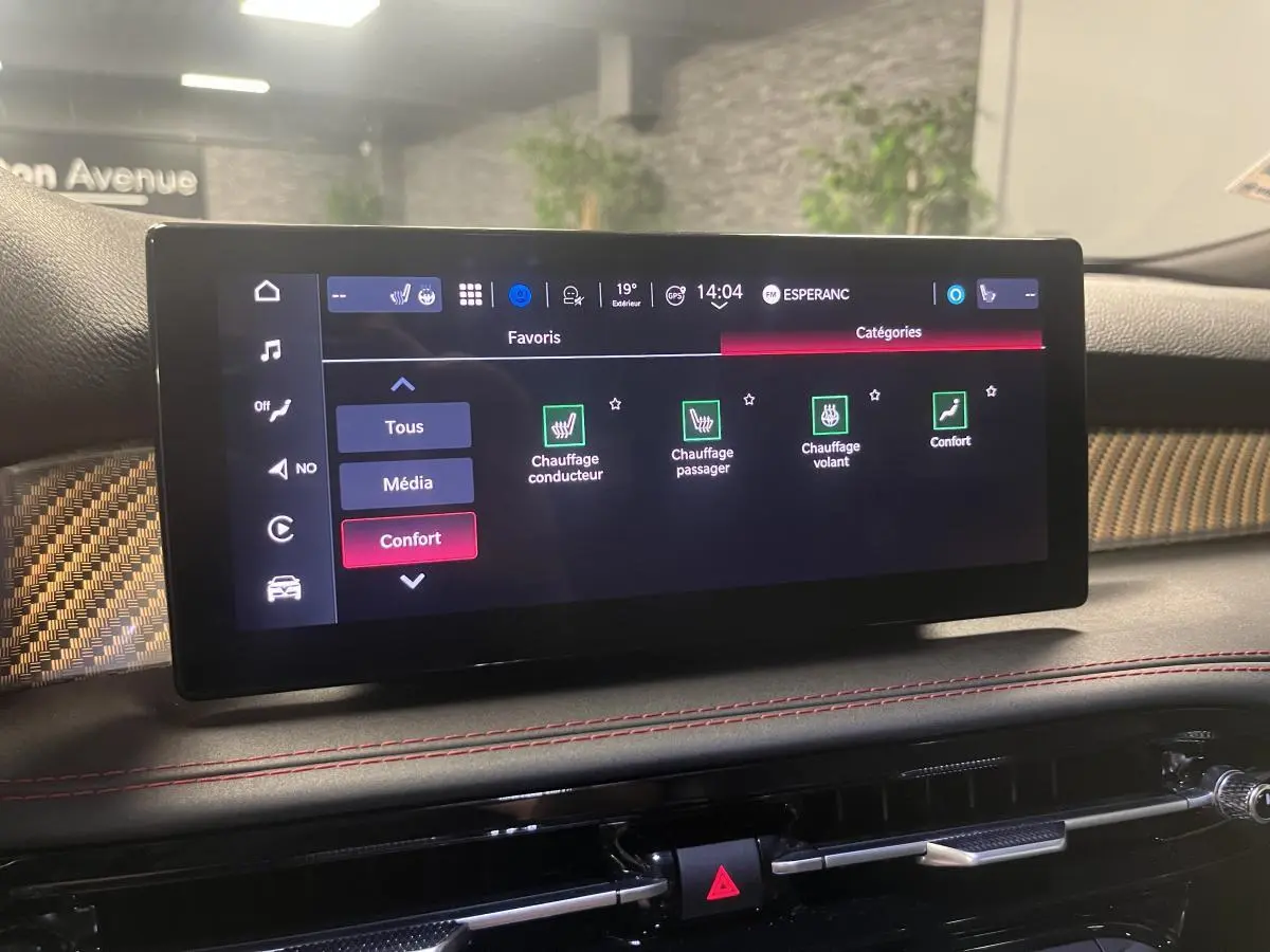 Vue intérieure du tableau de bord de l'Alfa Romeo Tonale 2024 avec écran tactile affichant les options de confort.
