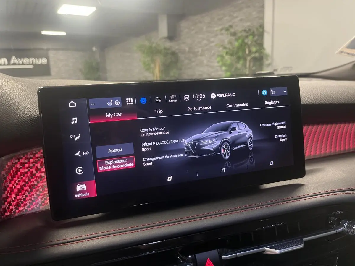 Écran tactile intérieur affichant le mode de conduite avec une illustration digitale de l'Alfa Romeo Tonale rouge.