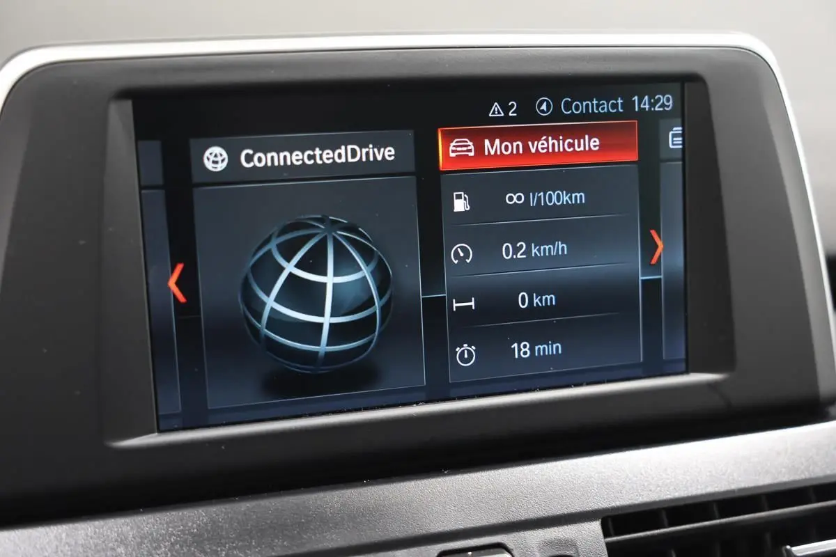 Écran central du système ConnectedDrive dans une BMW Série 2 Active Tourer, affichant les infos du véhicule.