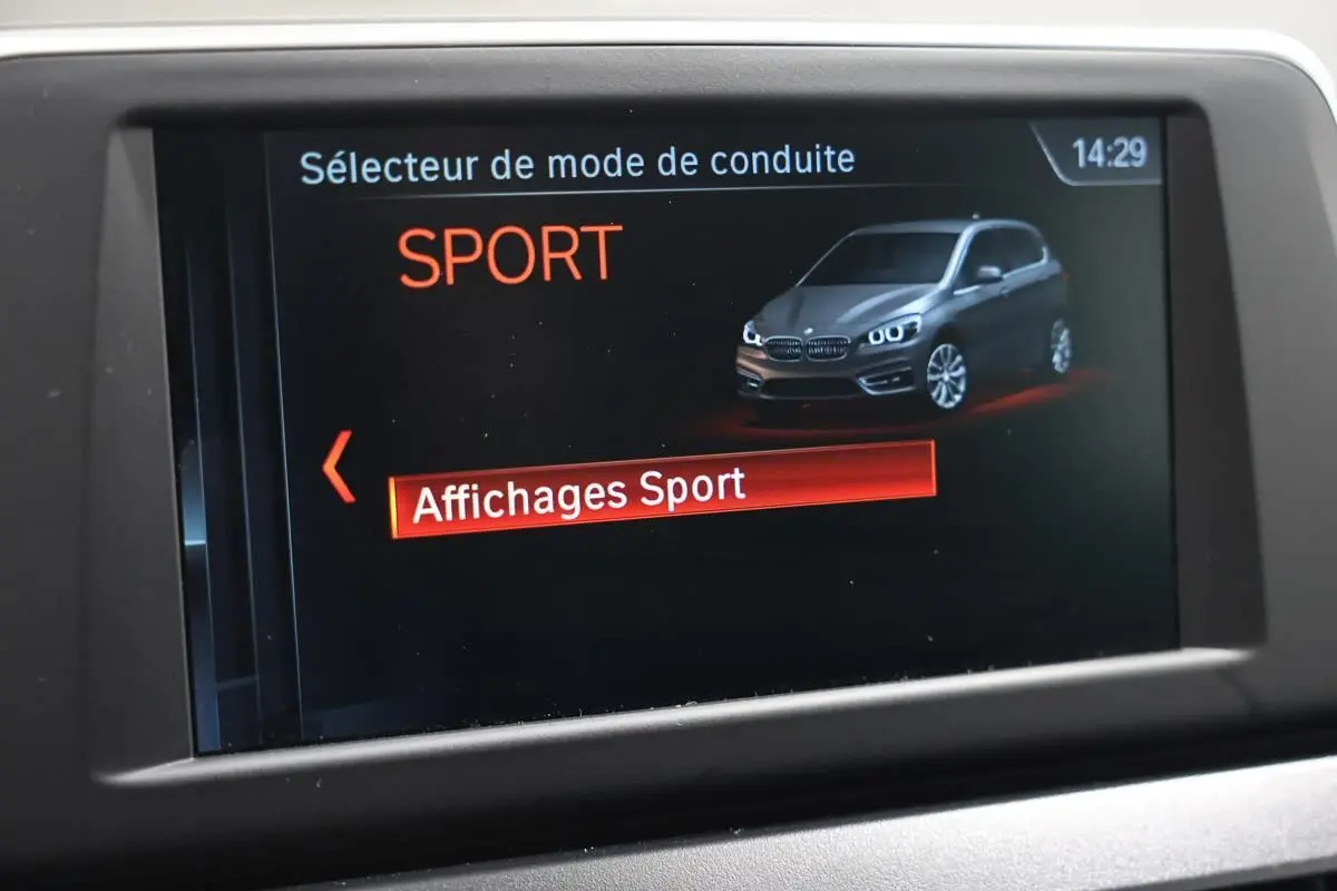 Écran central intérieur montrant le mode de conduite Sport d'une BMW Série 2 Active Tourer 216d.