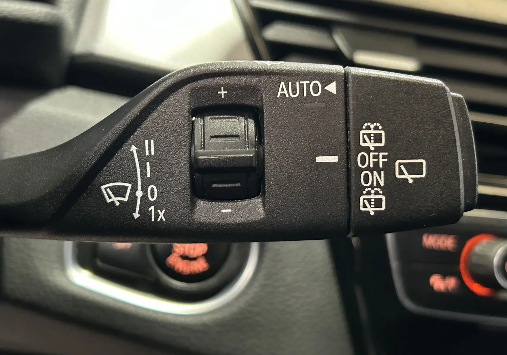 Gros plan sur la commande de l’essuie-glace intérieur du BMW Série 2 Active Tourer blanc de 2021.