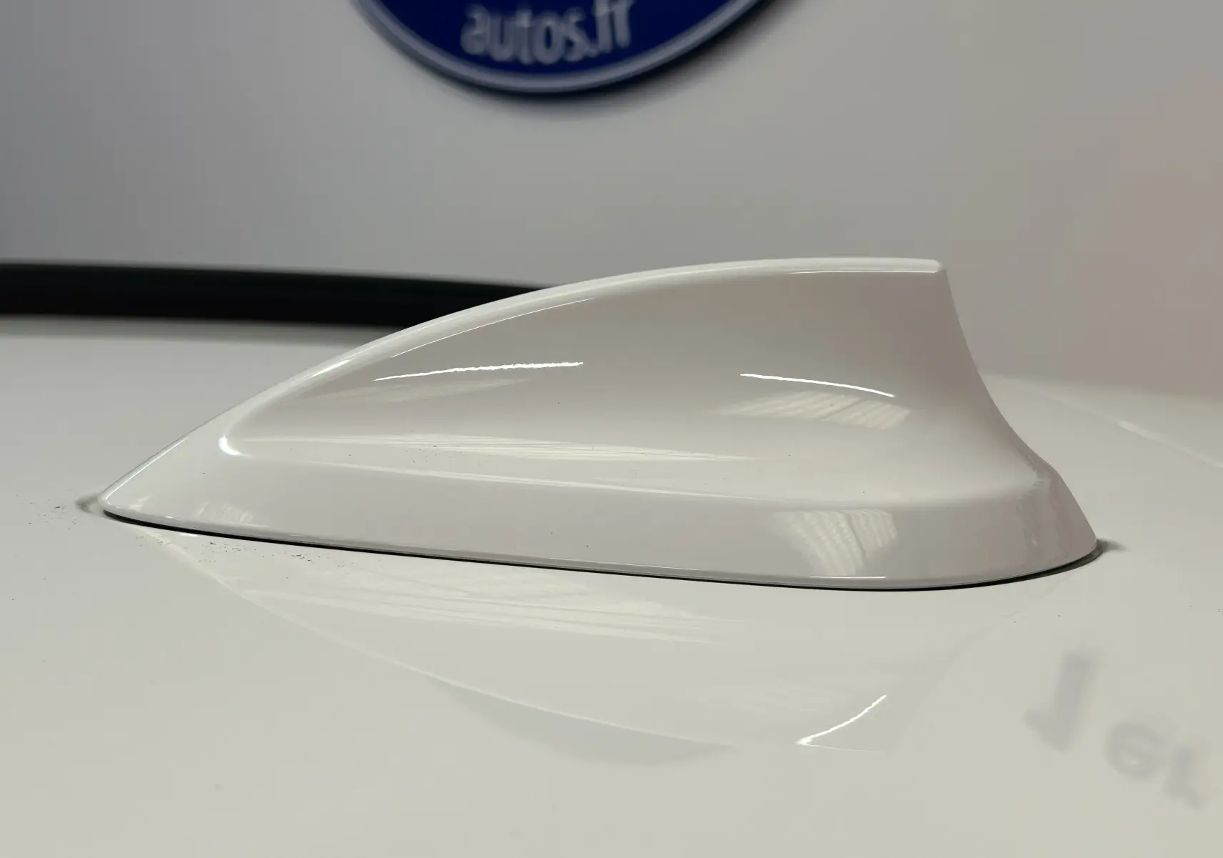 Gros plan sur l'antenne requin blanche sur le toit d'une BMW Série 2 Active Tourer 216d de 2021.