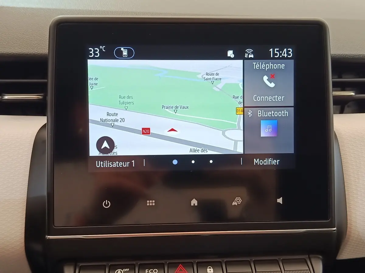 Écran tactile central de navigation et Bluetooth dans l’habitacle de la Renault Clio Evolution TCe 100 GPL 2023.